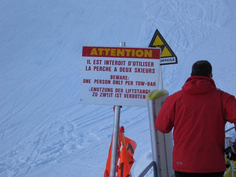 Warnschild am Schlepplift Porte d'Onne, auch genannt Onnaz, März 2008