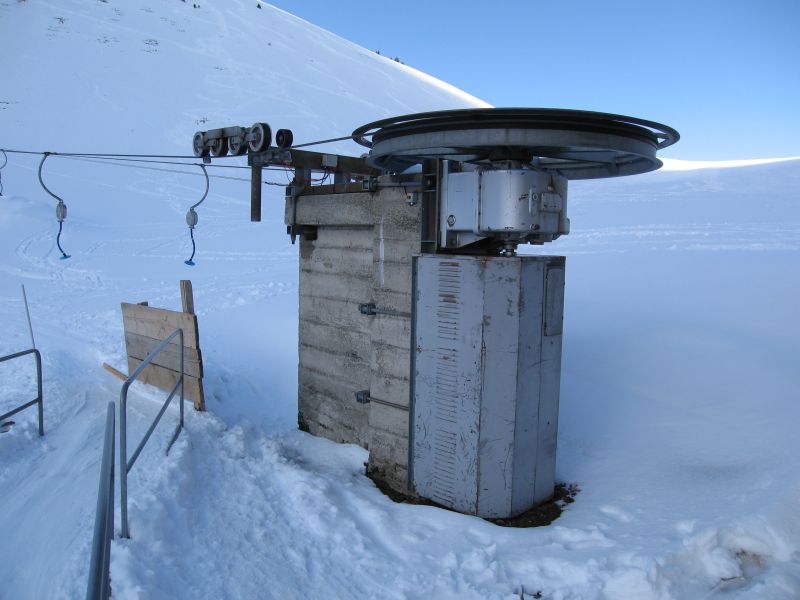Es handelt sich um einen gewöhnlichen Baco-Schlepplift, der gemeinsam mit weiteren Schleppliften die Verbindung nach Torgon übernimmt, März 2008
