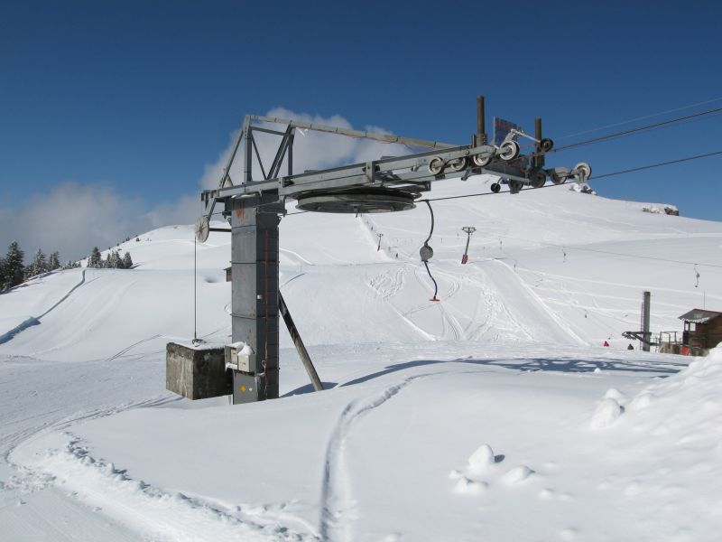 Bergstation Schlepplift Onnaz, dahinter der baugleiche Schlepplift Chaux Longe, März 2008