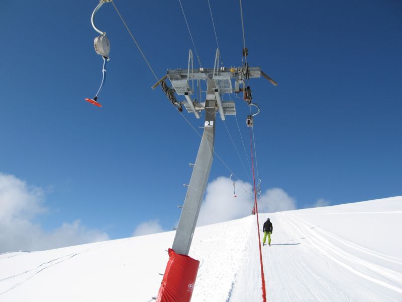 Schlepplift Chaux Longe, ursprünglich von Baco, den Stützenschildern nach aber mal von Leitner modernisiert, März 2008