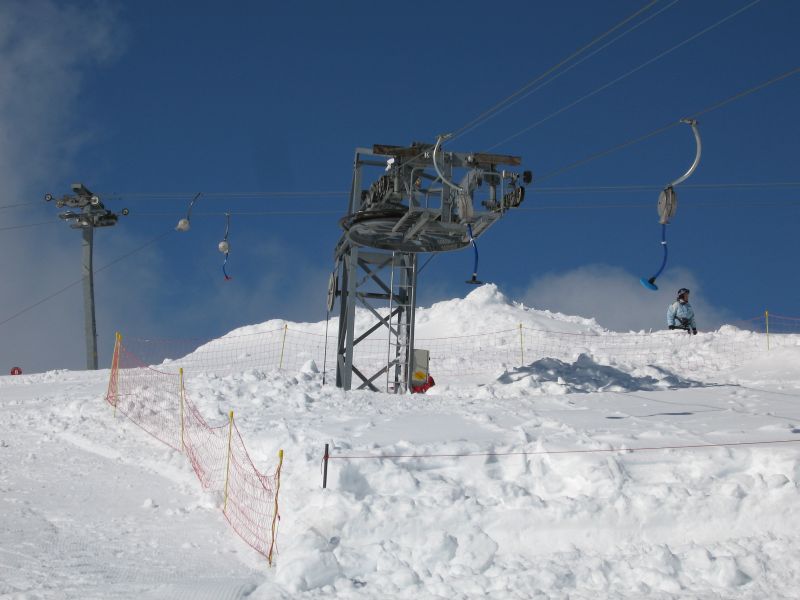 Bergstation Schlepplift Chaux Longe, dahinter ein weiterer Baco-Schlepplift, der Schlepplift Tour de Don, März 2008