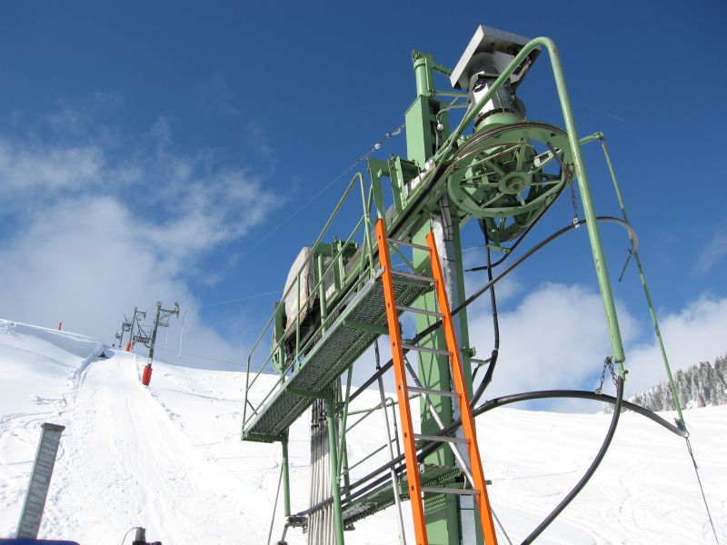 Einen letzten Lift muss man noch nehmen, ehe man nach Torgon abfahren kann, nämlich den Schlepplift Contrabandiers, der sich wieder auf französischer Seite befindet und von Poma gebaut wurde, März 2008