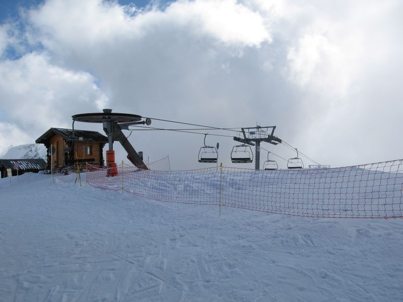 An dessen Bergstation endet auch die Sesselbahn Barberine, eine fix geklemmte Poma 4er Sesselbahn, März 2008