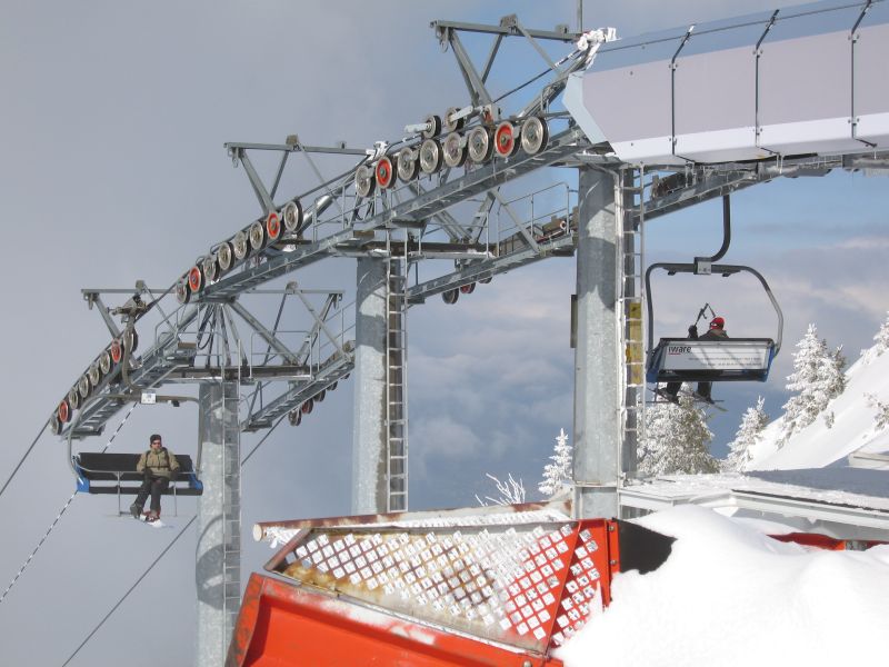 Bergstation der Quattro-Sesselbahn Tête du Tronchey von Von Roll, März 2008