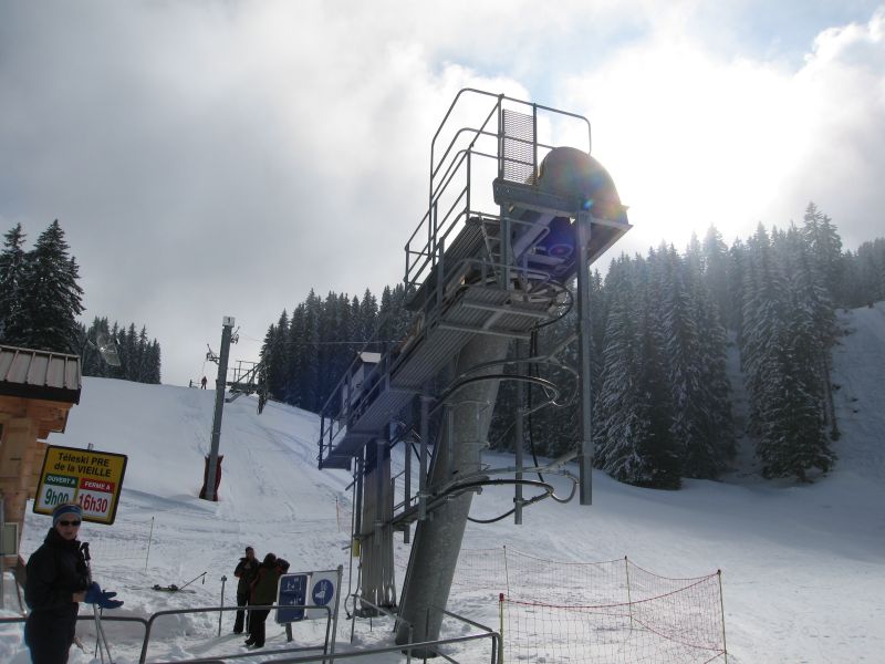 Talstation des mit Baujahr 2004 relativ neuen Schlepplifts Pré la Vieille, März 2008