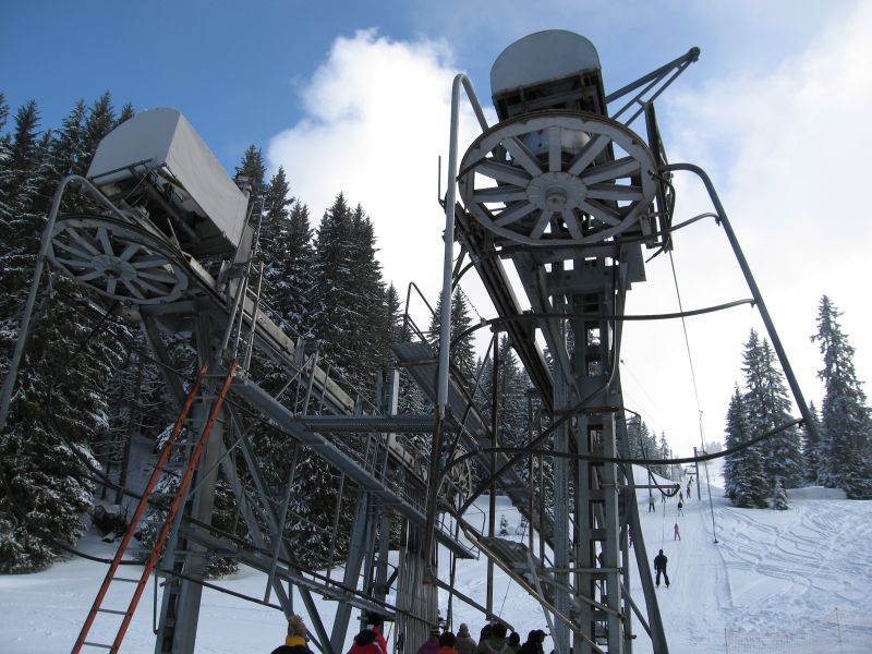 Talstationen der beiden Hochleistungsschlepplifte Chalet Neuf 1 und 2, März 2008