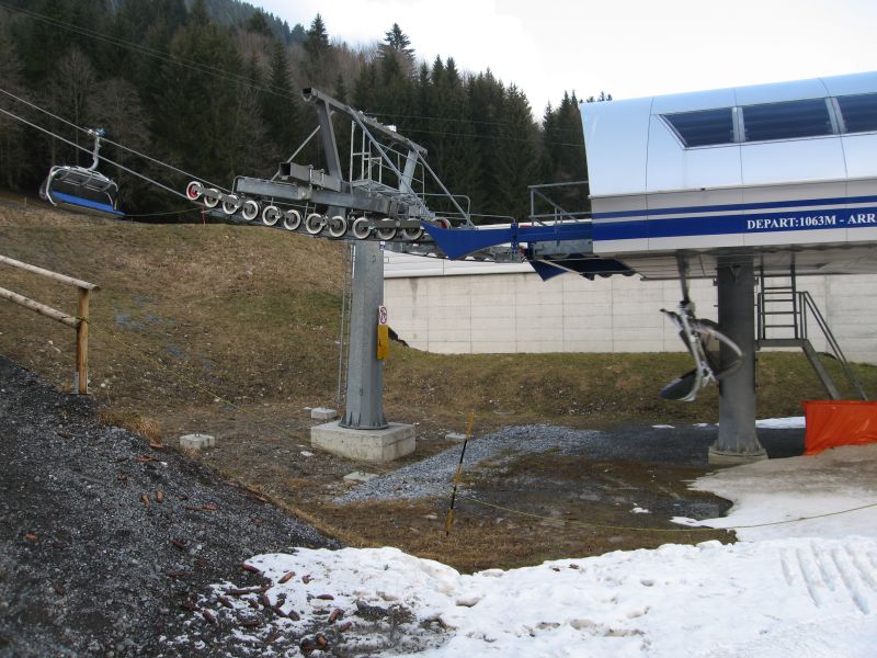 Relativ neu ist die Sesselbahn Grand Paradis in Champéry. Es handelt sich um eine 6er Sesselbahn mit Hauben nach dem System MCS von Garaventa, März 2008