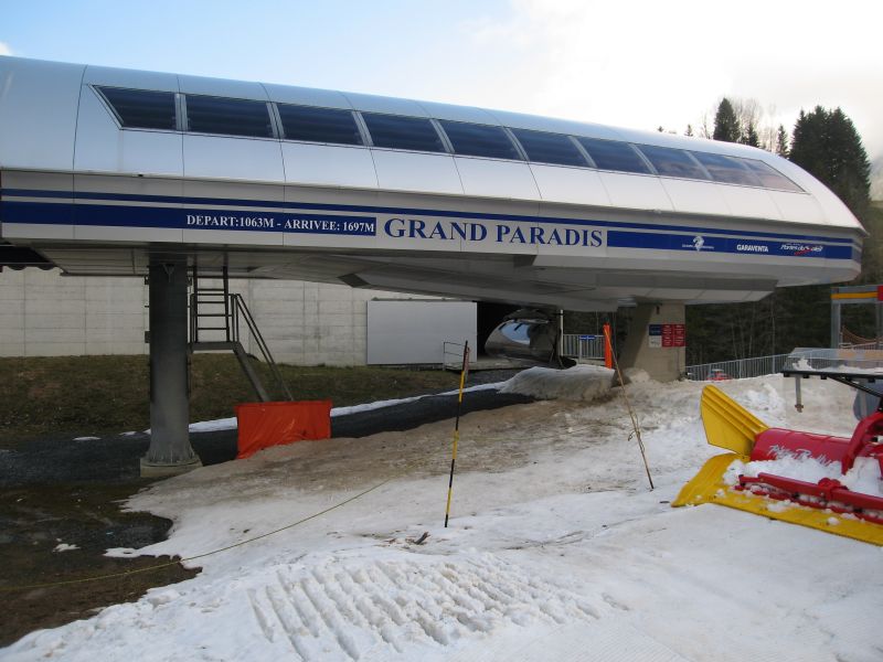 Talstation Sesselbahn Grand Paradis. Die Bahn ersetzte zwei fixe Städeli-Sesselbahnen, März 2008