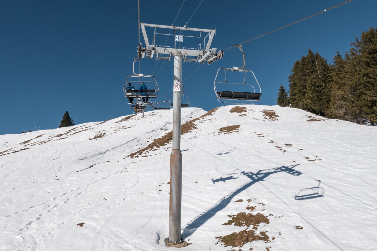 Schneearmut an der Sesselbahn La Chaux in den Portes du Soleil