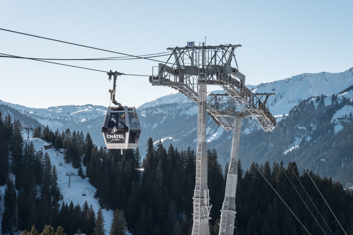 Kabinenbahn Super-Châtel mit Sesselbahn Portes du Soleil im Hintergrund