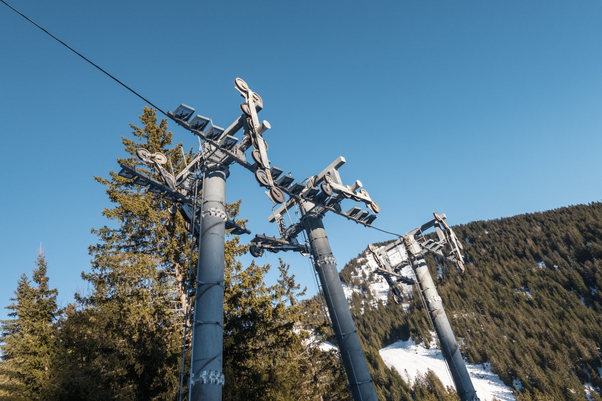 Überreste der Sesselbahn Tromby, Februar 2023