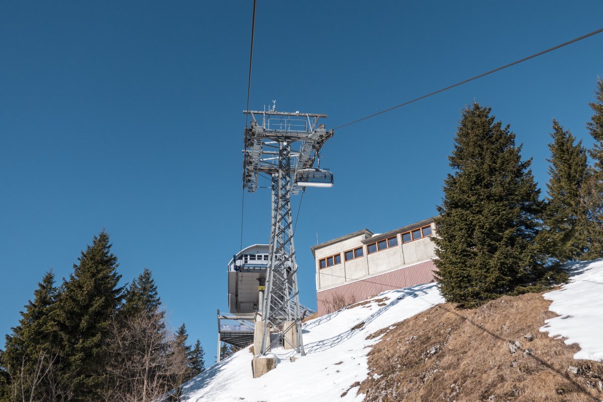 Sesselbahn Grand Paradis mit ehemaliger Zwischenstation der Kabinenbahn Planachaux