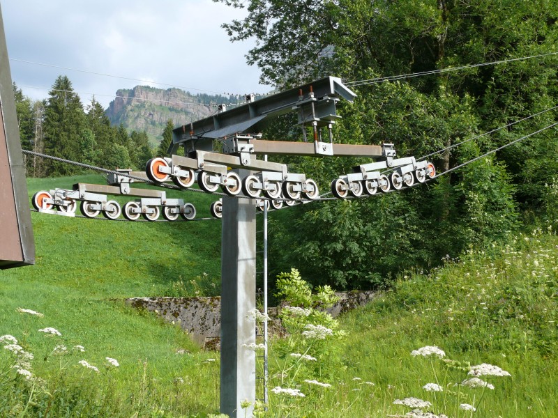 Talstation des Schlepplifts Rietbad-Alp Friessen, recht geräumig für einen Schlepplift. Der Niederhalter stammt von Garaventa, denn diese Firma baute den Lift um, ...