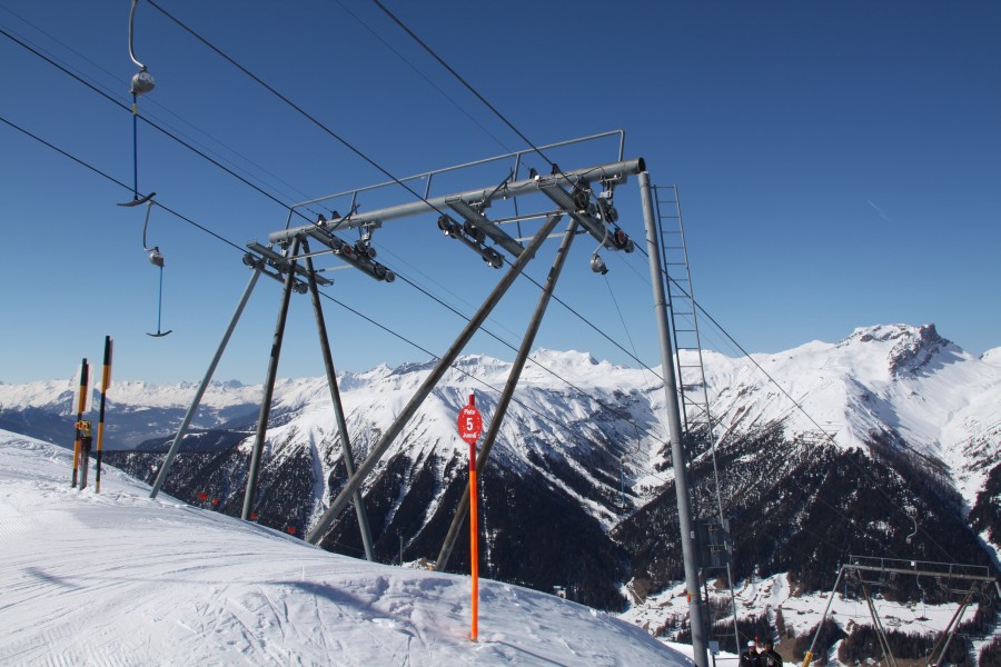 Ausstieg am Schlepplift Juonlimeder. Dieser wurde etwas angepasst und eine zusätzliche Stütze vor der Bergstation eingebaut. Daraus resultieren auch die nicht ganz stilechten Garaventa-Rollen an der vorletzten Stütze, März 2011
