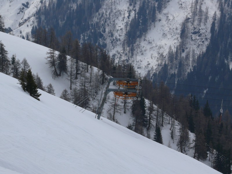 Die beiden schlichten Umlenkstationen der beiden Salfischboden-Schlepplifte, April 2009