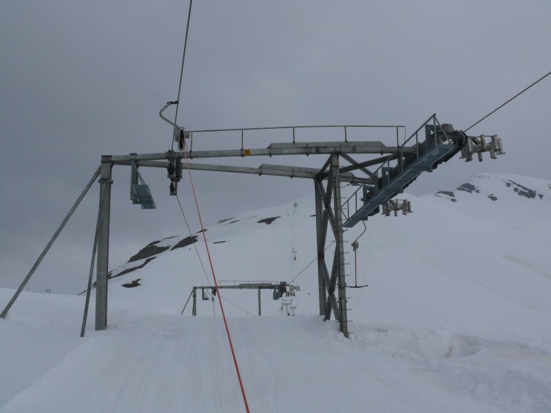 Die Kurve des Schlepplifts Stafel verteilt sich auf insgesamt vier Stützen, hier die zweite davon, April 2009