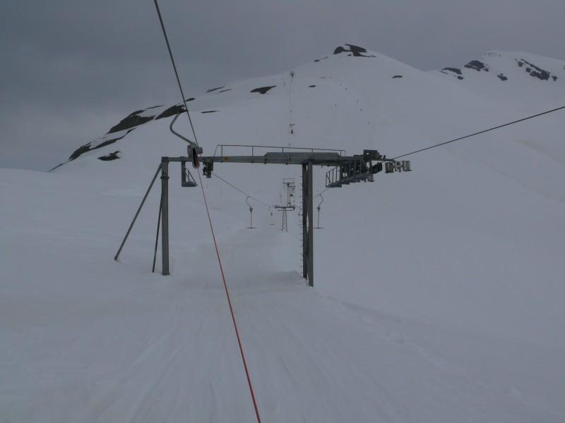 Dritter Teil der Kurve am Schlepplift Stafel. Während das Bergseil über horizontale Rollen abgelenkt wird, geschieht dies beim Talseil mit Hilfe von schrägen Rollen, April 2009