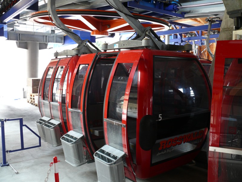 Kabinenbahn Ried-Rosswald. Ein Teil der Kabinen kann im Stationsumlauf garagiert werden, April 2009