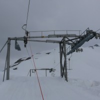 Die Kurve des Schlepplifts Stafel verteilt sich auf insgesamt vier Stützen, hier die zweite davon, April 2009