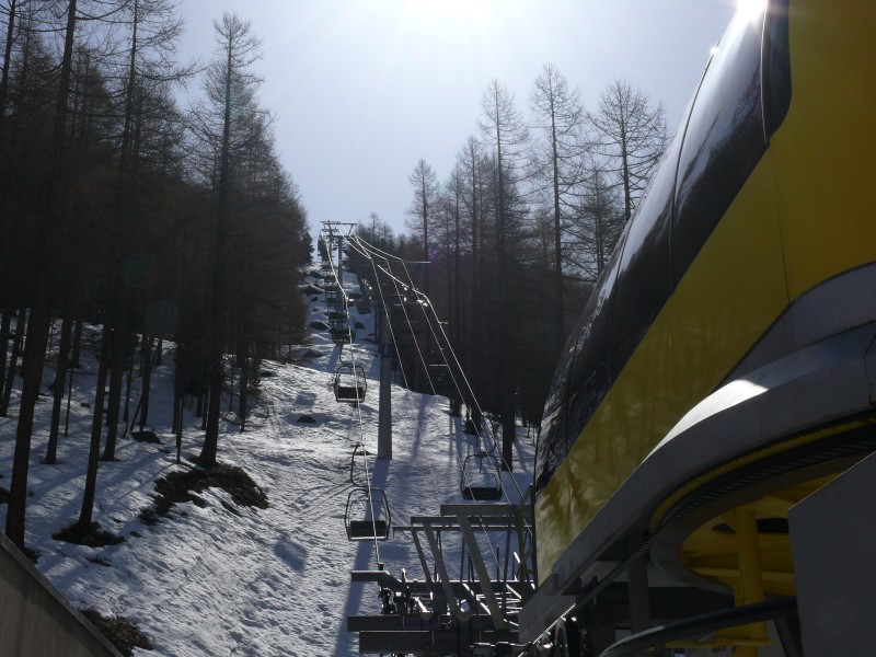 Sesselbahn Furggstalden-Heidbodme. Die Bahn ersetzte einen Schlepplift auf neuer Trasse, April 2009
