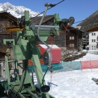 Nahe des Dorfrandes gibt es in Saas Almagell noch einen Übungsskilift, der aber auch als Zubringer zur Sesselbahn Furggstalden fungiert. Dabei handelt es sich um eine leichte Anlage von Städeli, April 2009