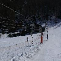 Strecke Schlepplift Zum Berg im unteren Teil. Hier, wo es noch flach ist, findet man hauptsächlich Anfänger, April 2009