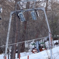 Bis der Schlepplift am steilen Hang in Form eines Totpunktausstiegs endet. Der Ausstieg wurde jedoch etwas hinunter versetzt, April 2009