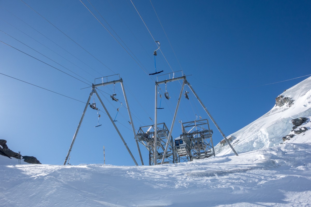 Bergstationen der Gletscherschlepplifte Mittelallalin 2 + 3, April 2018