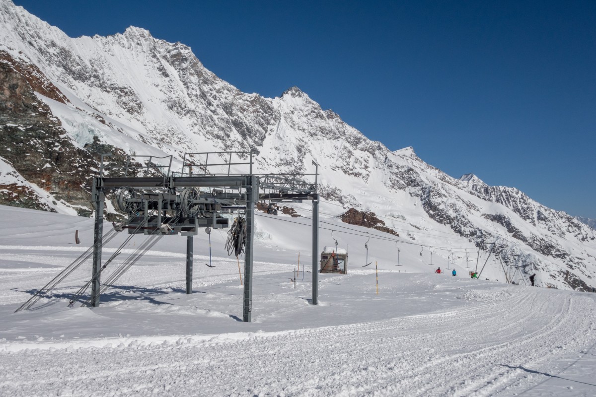 Bergstation des Gletscherschlepplifts Längfluh-Panoramaplatz, April 2018