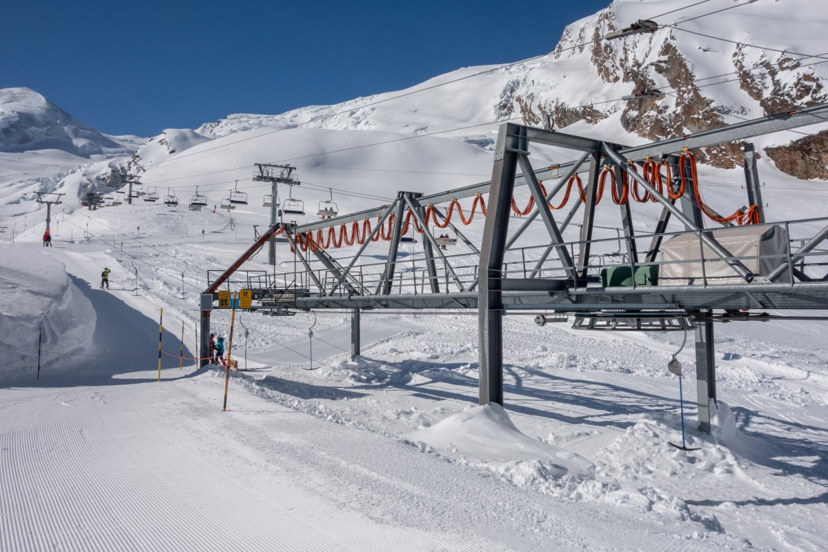 Talstation des Gletscherschlepplifts Längfluh-Panoramaplatz, April 2018