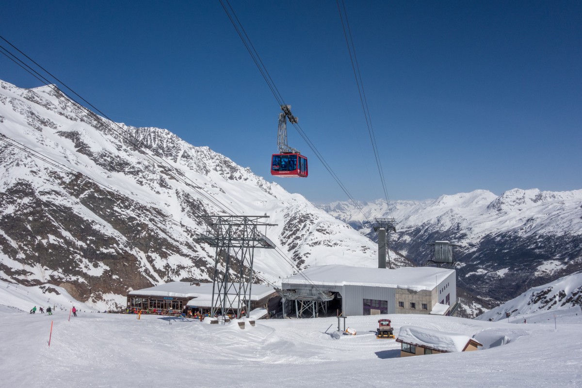 Luftseilbahn Saas Fee-Felskinn und Kabinenbahn Maste 4-Felskinn (Alpinexpress), April 2018