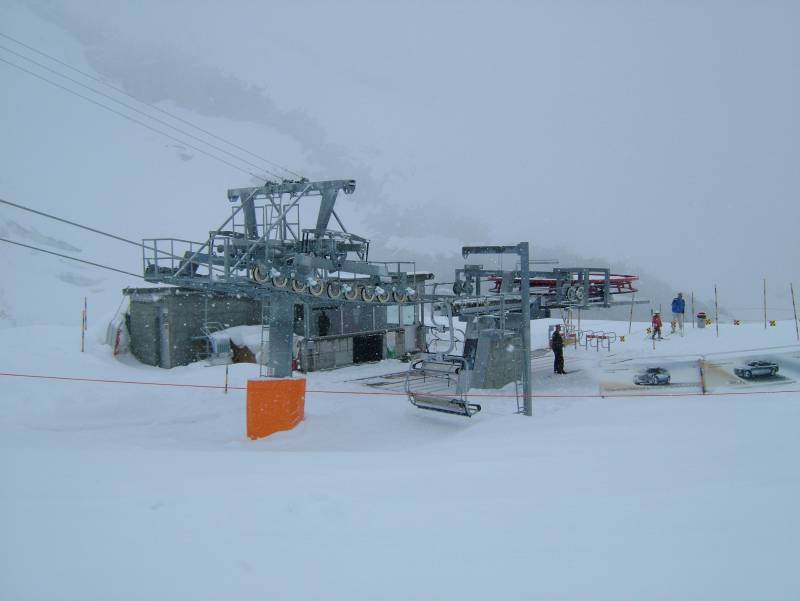 Talstation der Sesselbahn Längfluh, April 2006