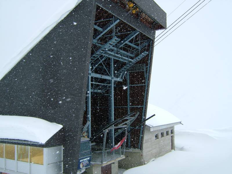 Talstation der Luftseilbahn Spielboden-Längfluh, April 2006