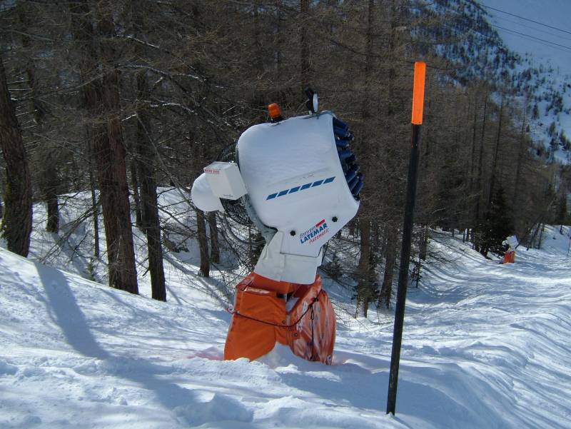 Schneekanone an der Plattjenbahn, April 2006