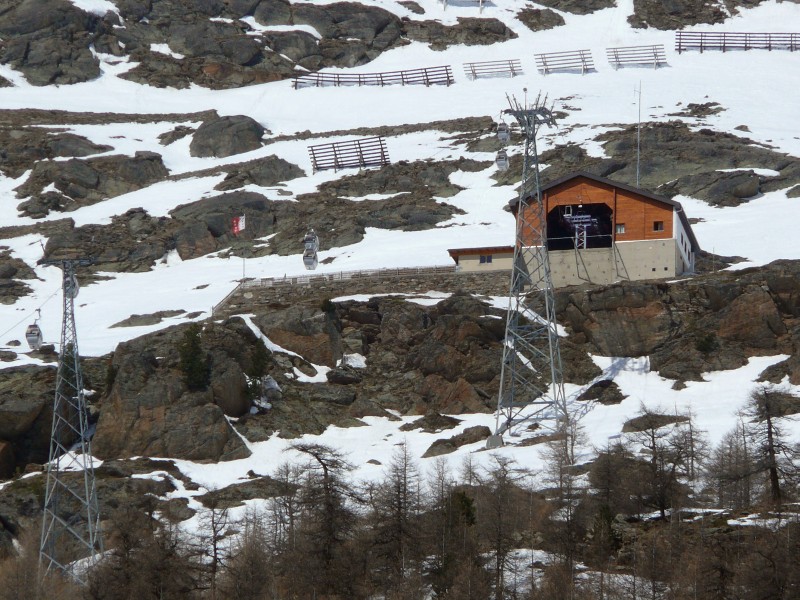 Zoom zur Bergstation der Hannigbahn (Giovanola), die nicht mehr für den Skibetrieb dient, April 2009