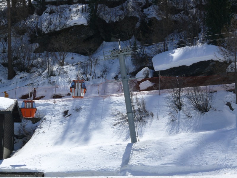 Ein echter Dinosaurier startet etwas oberhalb des Übungsgeländes: Die letzte Kabinenbahn Typ VR102 der Schweiz, Saas Fee-Spielboden, April 2009