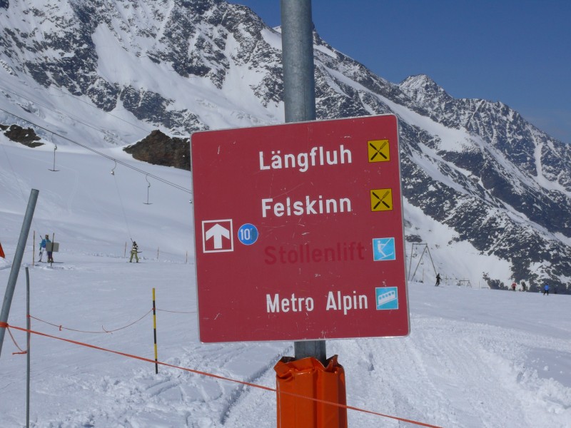 Wegweiser aus vergangenen Zeiten, hier noch mit dem ehemaligen Stollenlift, April 2009