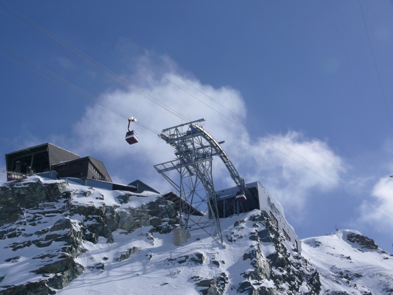 Felskinn, mit der Bergstation der Felskinnbahn links und dem Alpinexpress rechts, April 2009