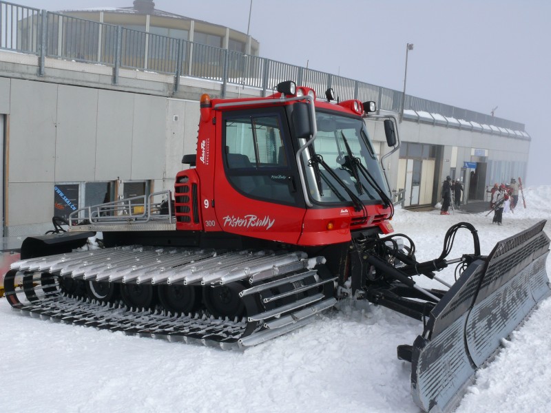 Ein Pistenbully 300 auf dem Allalingletscher, April 2009