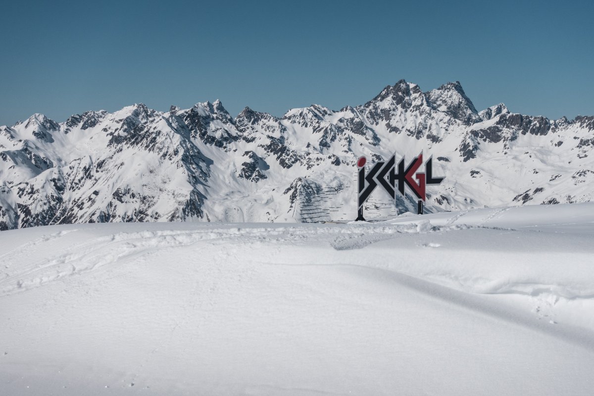 Blick vom Flimsattel auf die österreichische Seite des Skigebiets Samnaun-Ischgl, März 2021