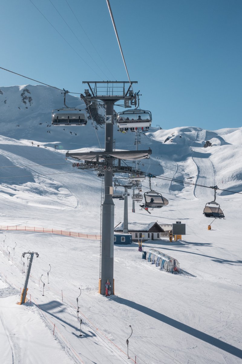 Kreuzung der Sesselbahnen Möser-Alp Trida Sattel und Alp Trida-Blais Gronda, März 2021