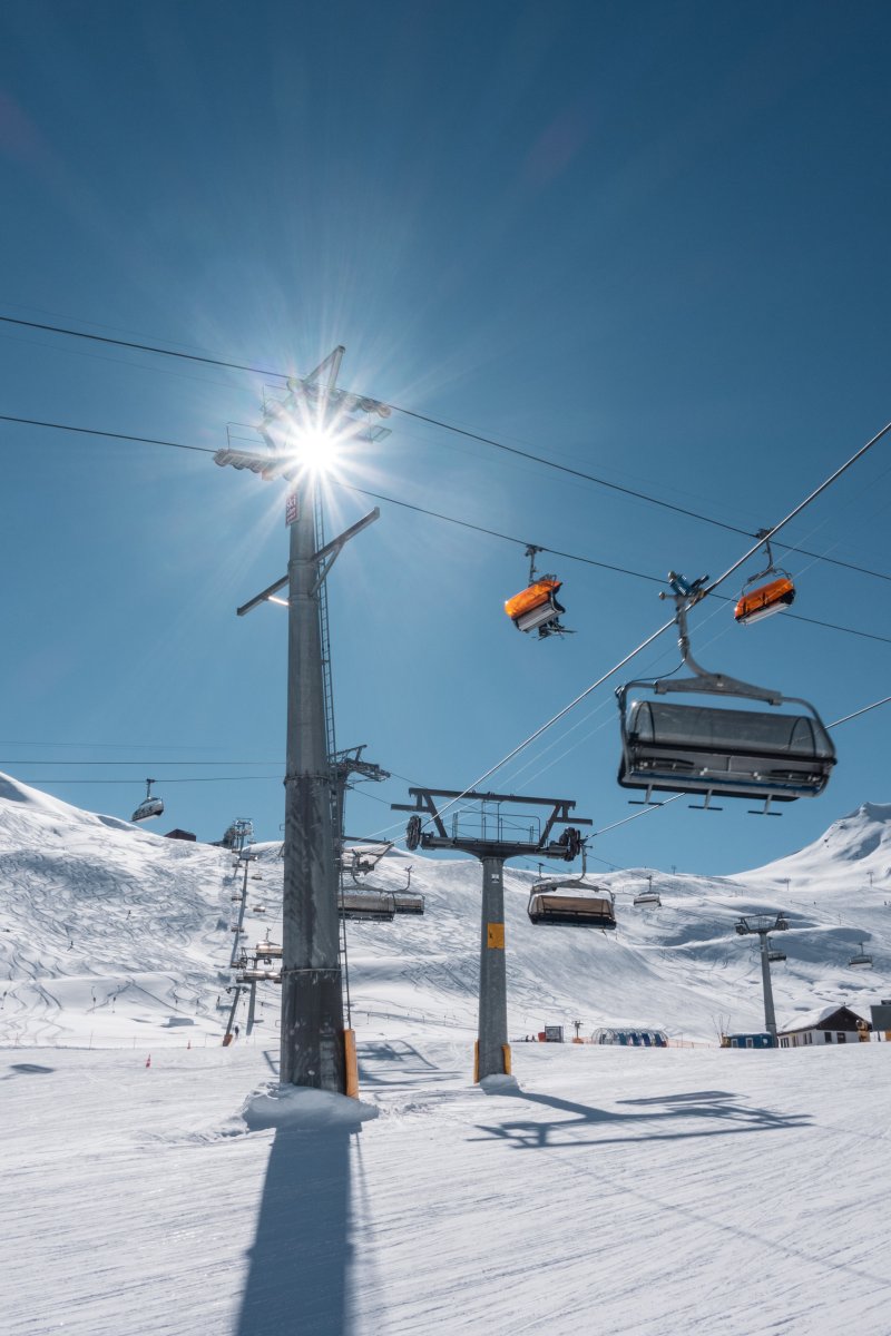 Kreuzung der Sesselbahnen Möser-Alp Trida Sattel und Alp Trida-Flimsattel, März 2021