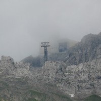 Schon wesentlich angenehmer anzusehen ist die Luftseilbahn auf den Säntis. Es handelt sich um eine Grosskabinenpendelbahn von Garaventa, Juli 2008