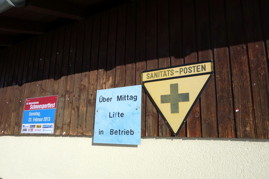 Schilder am Schlepplift Alp Sarn aus Zeiten, als eine Mittagspause am Schlepplift durchaus noch selbstverständlich war, Dezember 2012