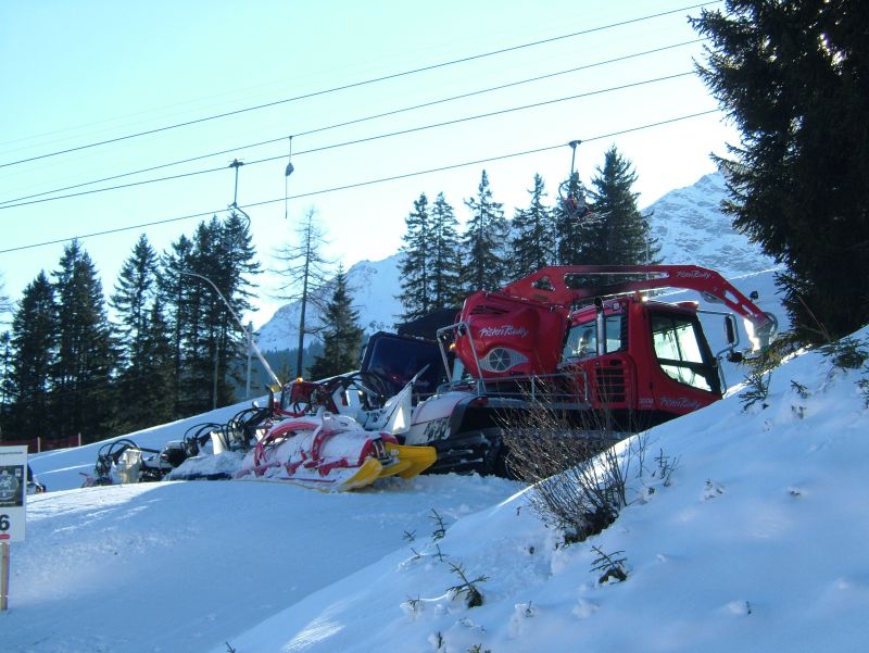 Pistenfahrzeuge auf Tigignas, Dezember 2006