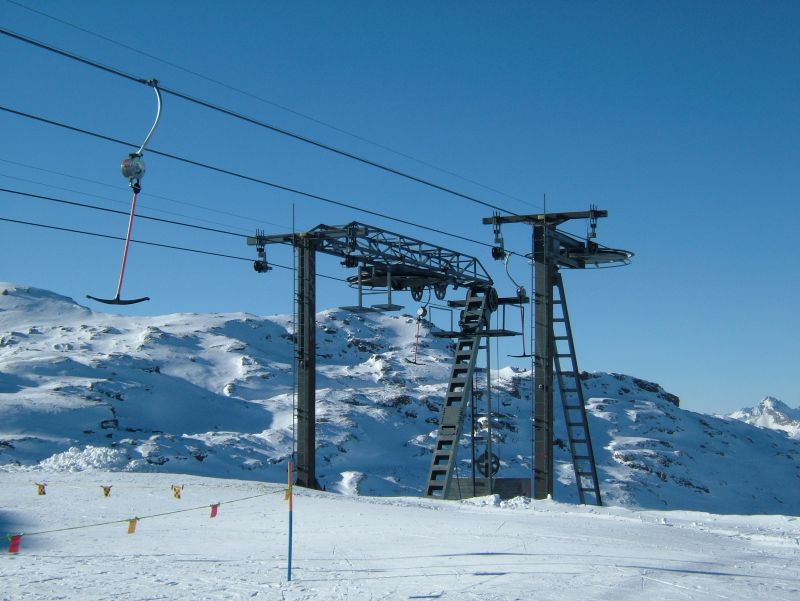 Bergstationen der Schlepplifte Piz Cartas, Dezember 2006