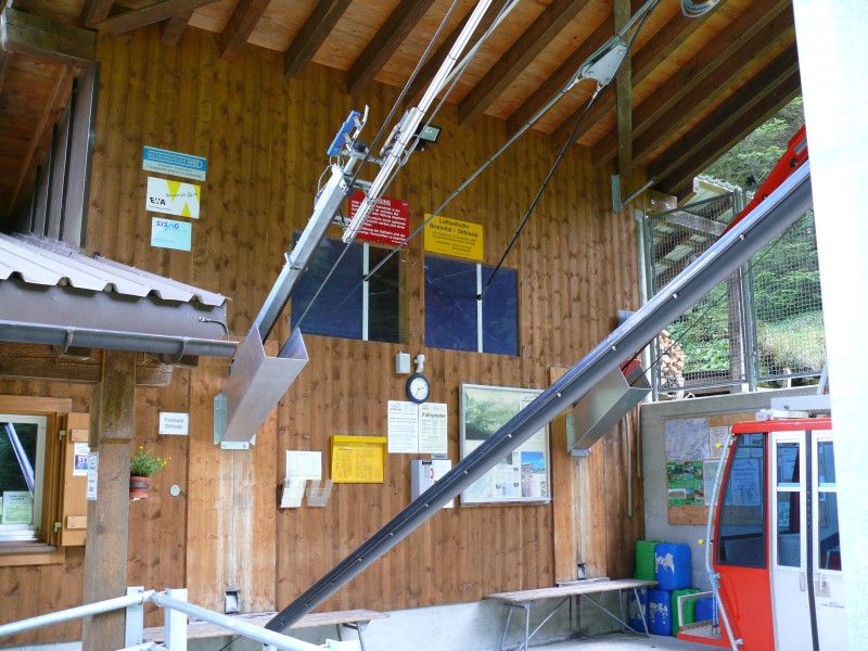 Im Brunnital, einem Seitental des Schächentals steht die ebenfalls sehr steile Luftseilbahn zur Sittlisalp. Sie verläuft stützenlos auf die Alp. Die Bahn stammt aus dem Hause Niederberger, Juli 2008