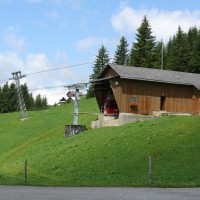 Luftseilbahn Spriringen-Ratzi, dahinter der Schlepplift Ratzi-Gisleralp, Juli 2008