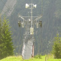 Luftseilbahn Spiringen-Ratzi mit einem der beiden Stützenausstiege, Juli 2008