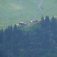 Zoom zur Bergstation der Luftseilbahn Ribi-Wannelen, die einige Häuser auf dem Berg erschliesst, Juli 2008